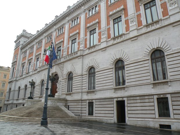  Parlement, façade donnant sur la place du Parlement